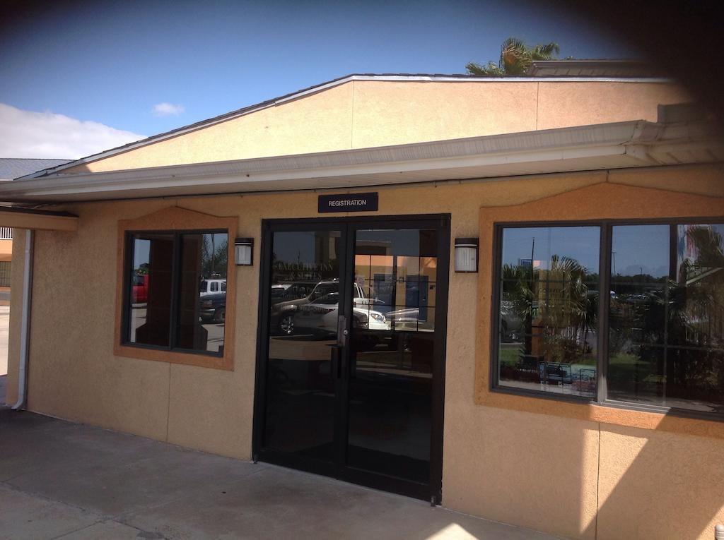 Groves Executive Inn מראה חיצוני תמונה
