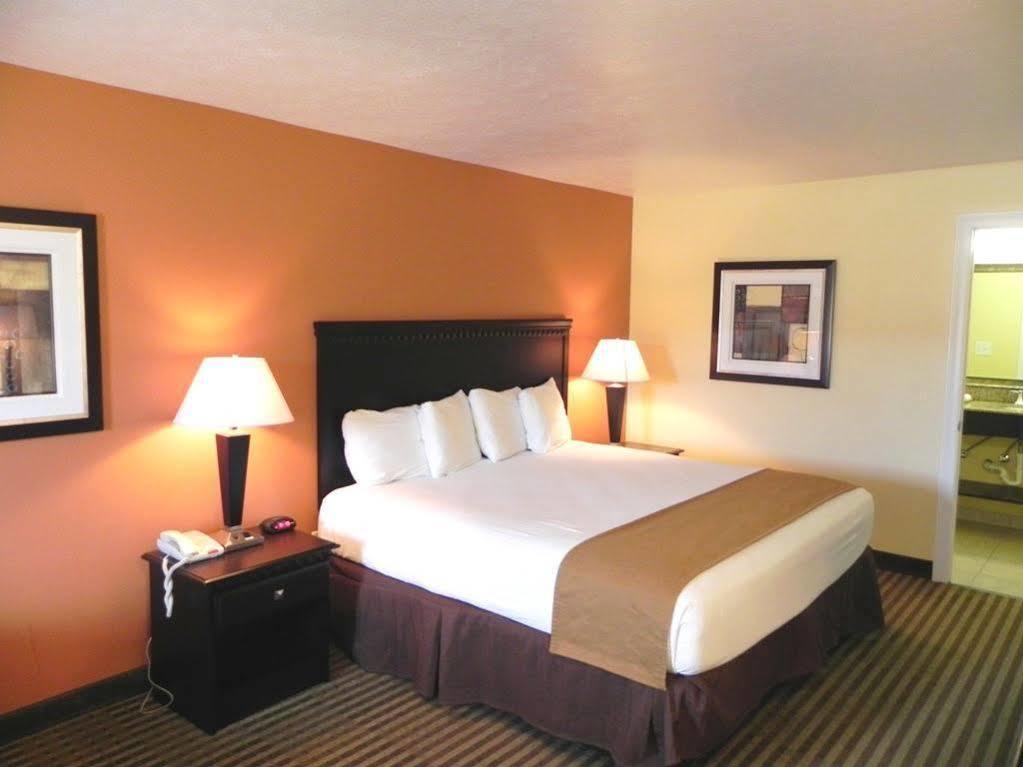 Groves Executive Inn מראה חיצוני תמונה